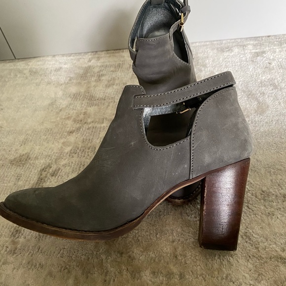 Heels - Picture 2 of 8